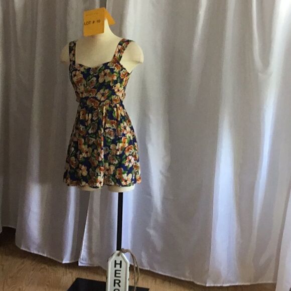 Lightweight skater skirt dress with tie back in sm - Picture 4 of 8